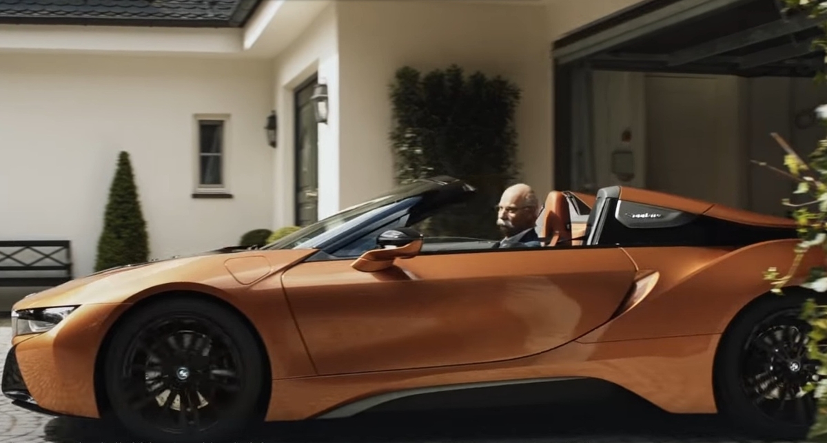 BMW оригинально поздравили экс-главу Mercedes с выходом на пенсию и сделали из этого рекламу