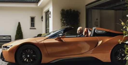BMW оригинально поздравили экс-главу Mercedes с выходом на пенсию и сделали из этого рекламу