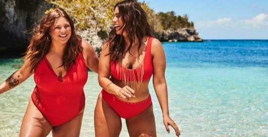 Две пышные красотки: Эшли Грэм с сестрой снялись в рекламе купальников