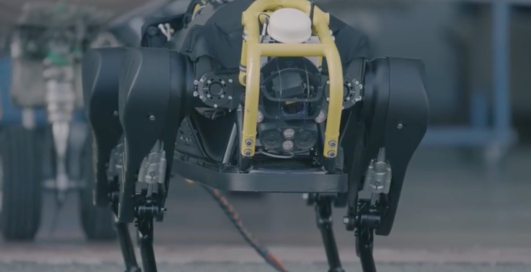 Тянет трехтонный самолет: самый сильный робот в мире