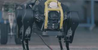Тянет трехтонный самолет: самый сильный робот в мире