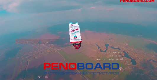 Прыжок с самолета: парашютисты прыгают с полистиролом