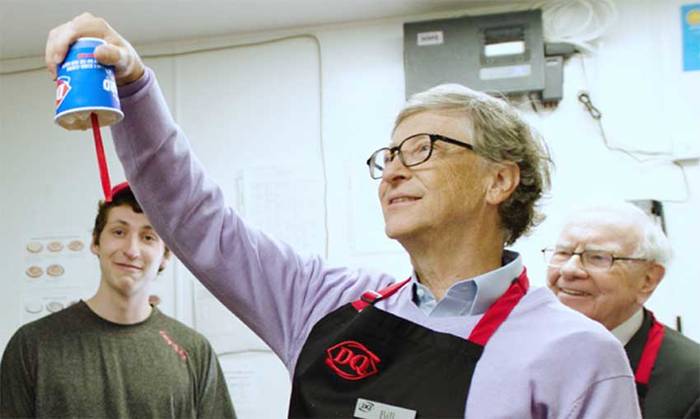 Билл Гейтс и Уоррен Баффетт отработали смену в обычной закусочной / fakty.ua