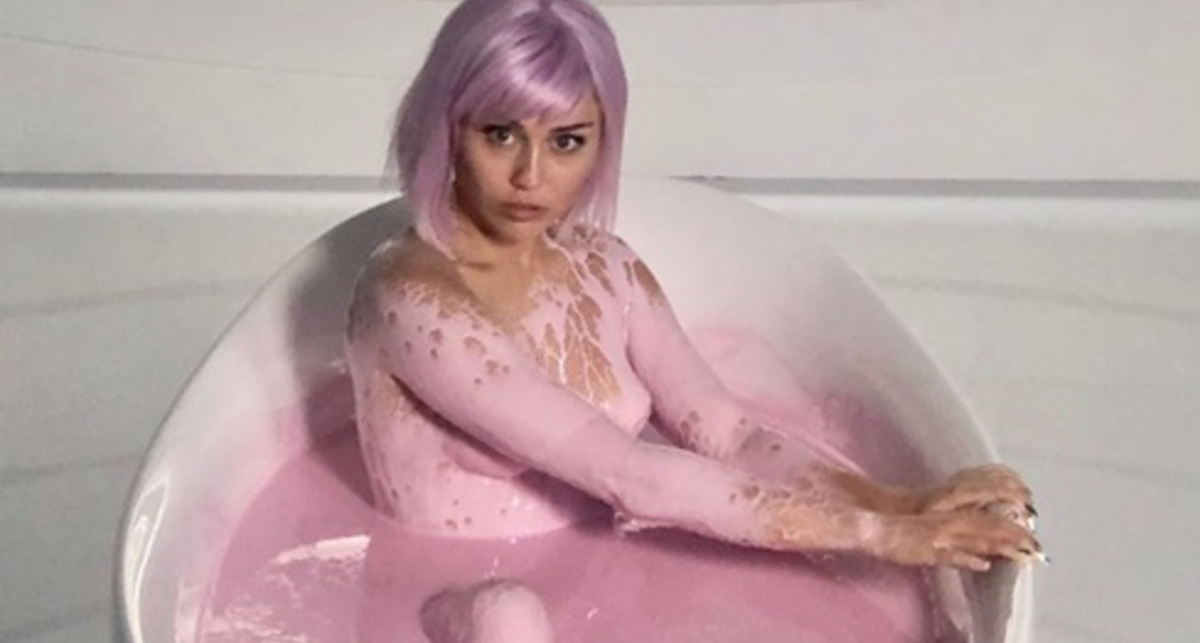 Обнаженно-розовая Майли Сайрус снялась в клипе к сериалу 