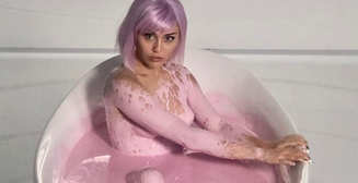 Обнаженно-розовая Майли Сайрус снялась в клипе к сериалу "Черное зеркало"