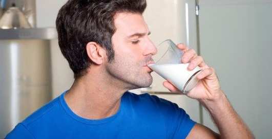 Когда мужчинам пить молоко?