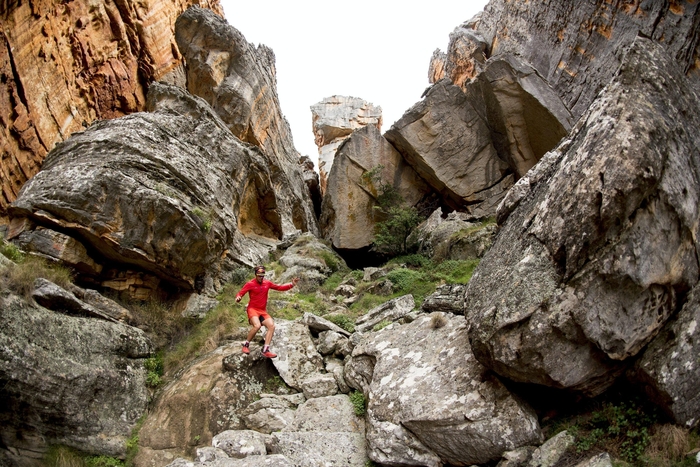 Кедерберг, ЮАР. Ультра-марафонец Райан Сэндс. Сэндс Преодолевает спуск по камням