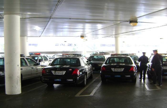 Chevrolet Lumina на парковке в полицейском участке