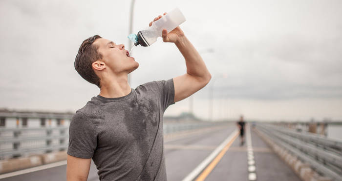 На тренировках в жару тело теряет много жидкости. Поэтому регулярно заправляй его водой