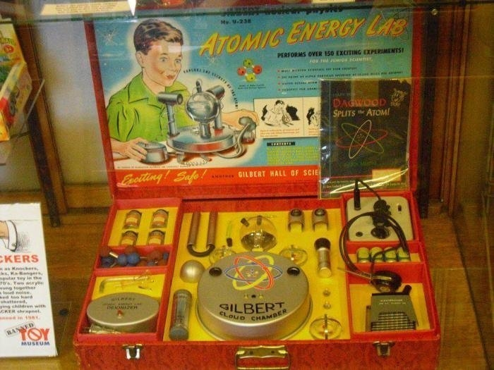 Детский набор с радиоактивными игрушками