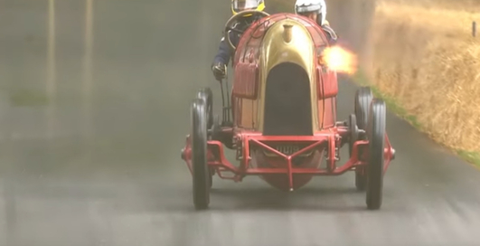 Прадедушка спорткаров: на фестивале скорости погоняли на столетнем автомобиле