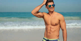Что надеть на пляж: главные правила мужского летнего гардероба