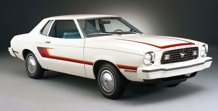Маломощный и медлительный Ford Mustang II. Появился не в то время (в 1973 году, когда начался топливный кризис)