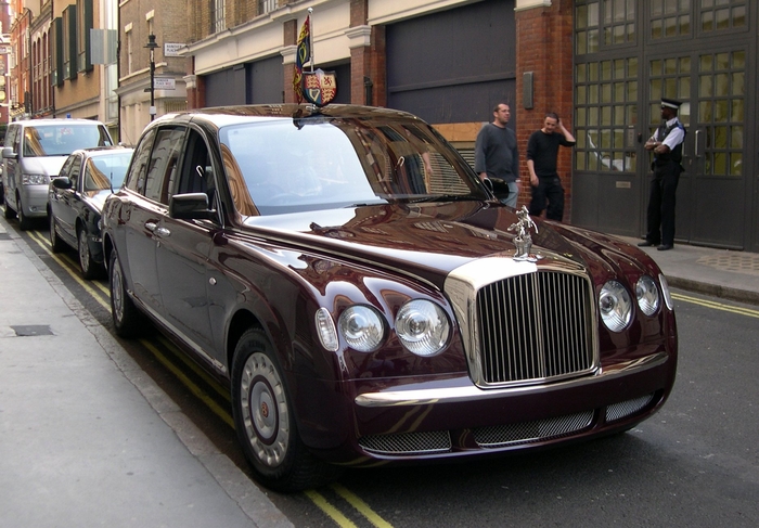 Bentley State Limousine. Всего 2 экземпляра, созданных в честь 50-летнего юбилея восхождения на трон королевы Великобритании Елизаветы II