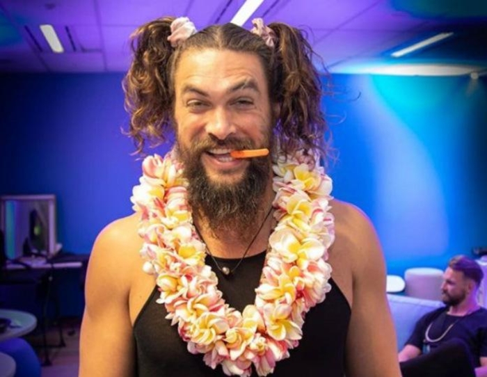 Момоа появился на австралийском телешоу The Project TV с двумя заплетенными на голове косичками в стиле школьницы и с гавайским венком на шее.