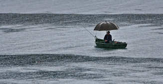 Что делать, если на рыбалке начался дождь: советы новичкам