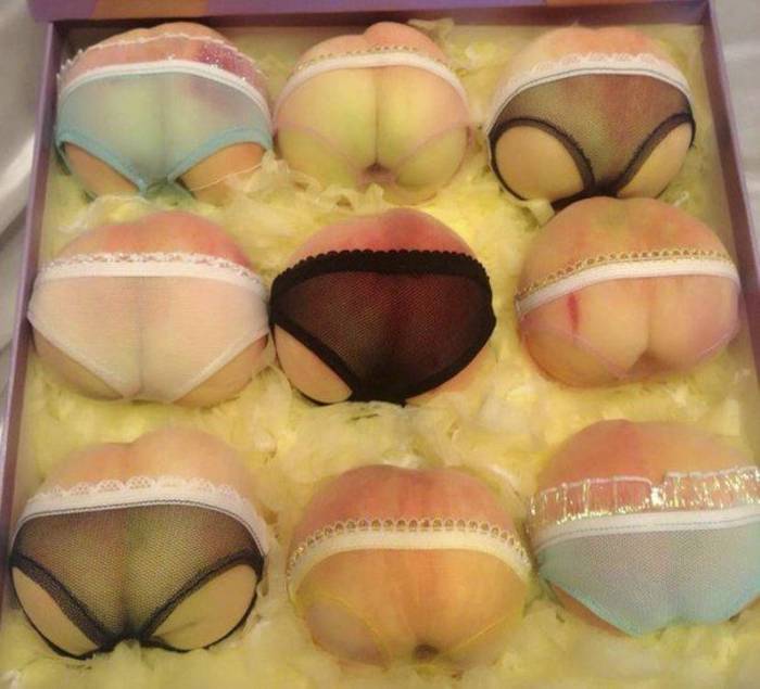 А так упаковывают персики в Японии. Эротично, так сказать.