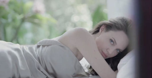 Возвращение искусительницы: Анджелина Джоли снялась в рекламе обнаженной