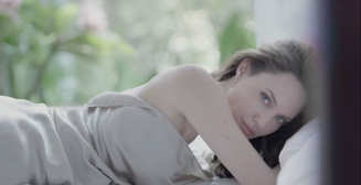 Возвращение искусительницы: Анджелина Джоли снялась в рекламе обнаженной