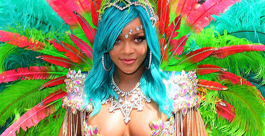 Все откровеннее: топ-5 нарядов Рианны на Барбадосском карнавале