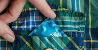 Не всегда готов: где не стоит хранить дежурный презерватив?