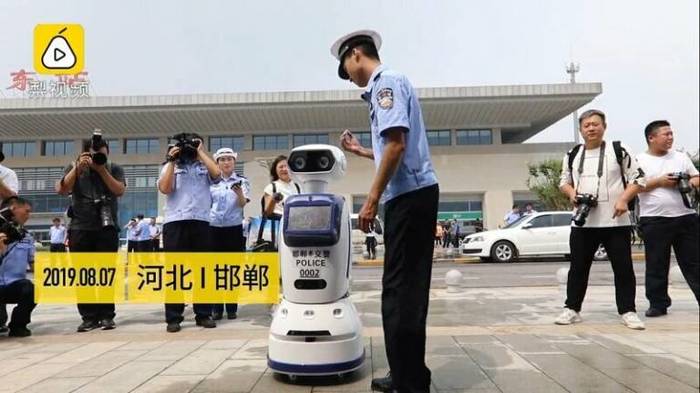 Три вида роботов будут помогать обычным китайским полицейским в патрулировании улиц