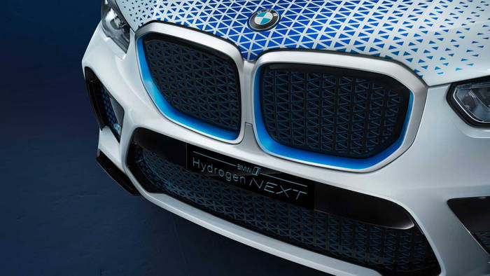 BMW X5 обильно украсили синими элементами, чтобы показать, какой он экологичный