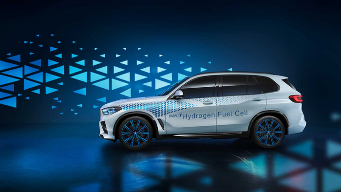 BMW X5 обильно украсили синими элементами, чтобы показать, какой он экологичный