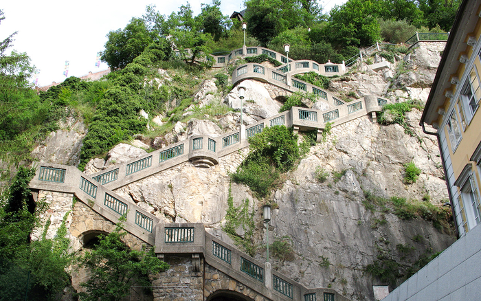 Крутая лестница на верхушку горы и в крепость
