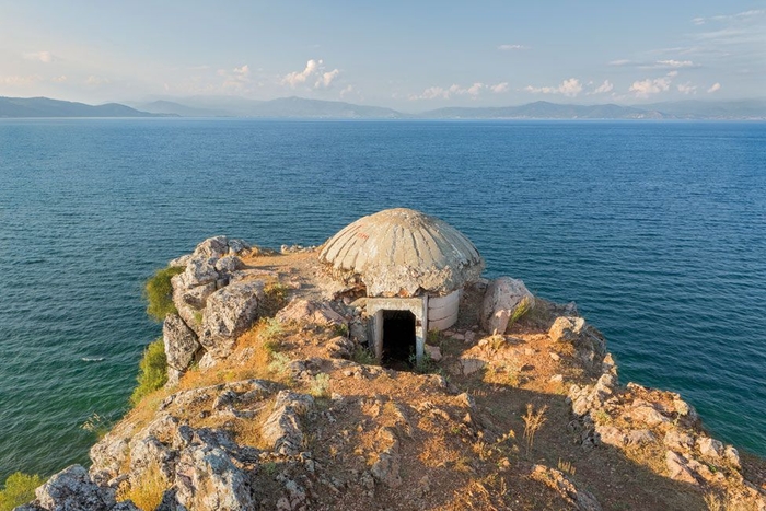 Бункеры в Албании повсеместно