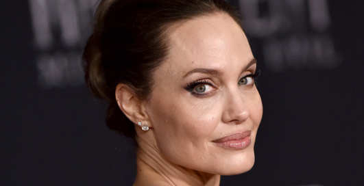 Все это она: голая Анджелина Джоли в ванной для обложки