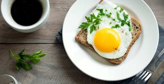 Завтрак для лентяев: как приготовить яичницу в микроволновке