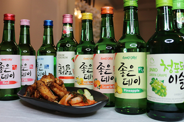 Корейский соджу бывает с разными вкусами. Почти, как газировка