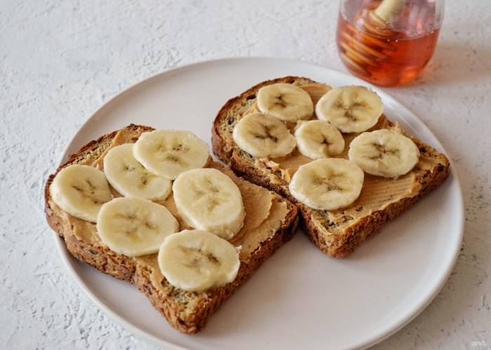 Бананы = углеводы (энергия) / хлеб с отрубями + орехи (ореховое масло) = сытость