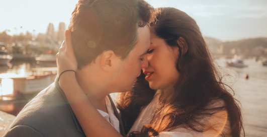 Почему удобнее целоваться с закрытыми глазами и ещё 4 вопроса о поцелуях
