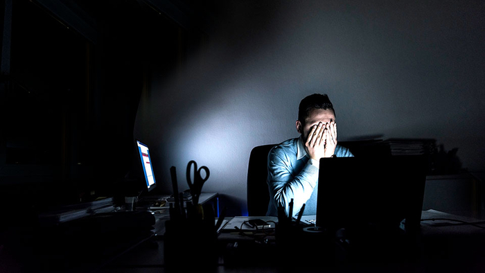 Мрак, офис, мрак в офисе — все это обязательно загонит тебя в тоску и осеннюю депрессию
