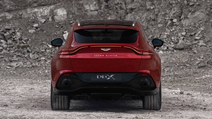 Корма Aston Martin DBX — фирменная, с &quot;утиным хвостиком&quot;