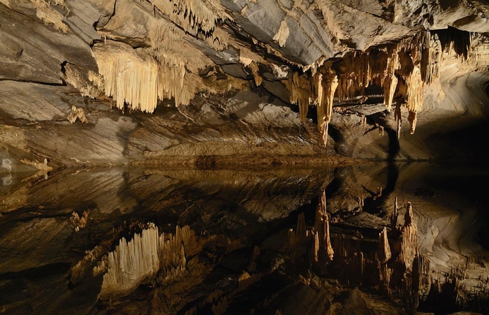 Пещера Ан-сюр-Лес поражает великолепными залами