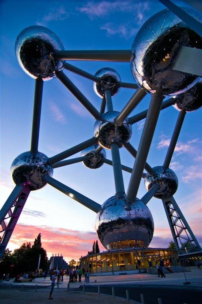Монументальная молекула в Брюсселе - настоящий памятник науке