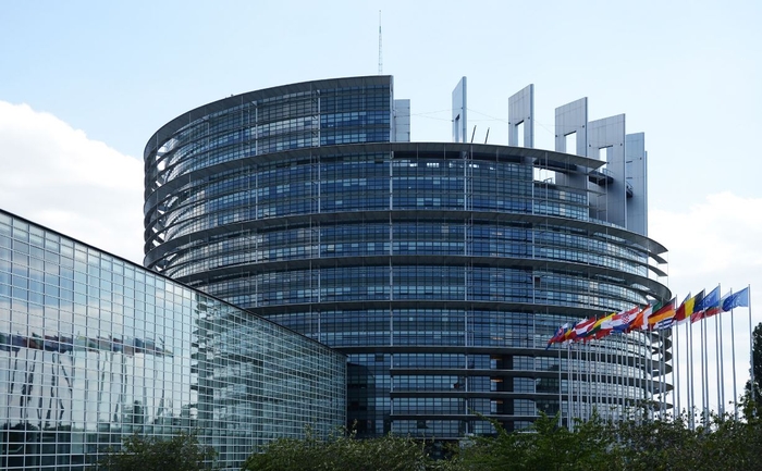 Башня Европарламента выглядит недостроенной, символизируя, что еще не все государства вошли в ЕС