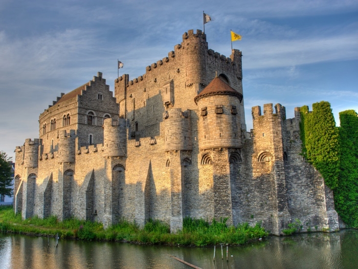 Замок Гравенстен стоит на воде, а перестраивали его неоднократно