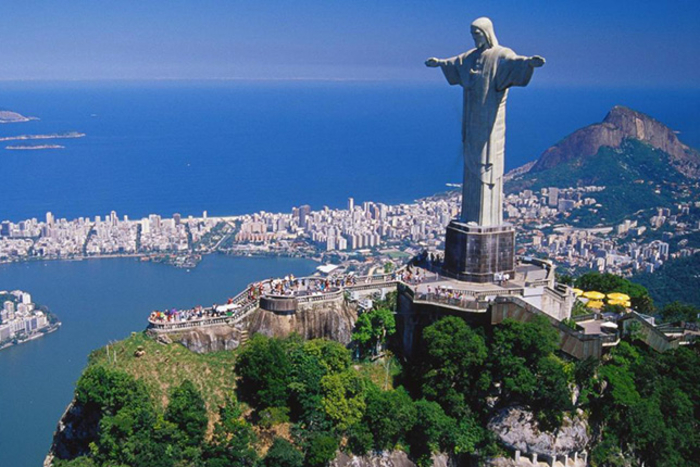 Статуя Христа Спасителя в Рио-де-Жанейро - одно из новых 7 чудес света