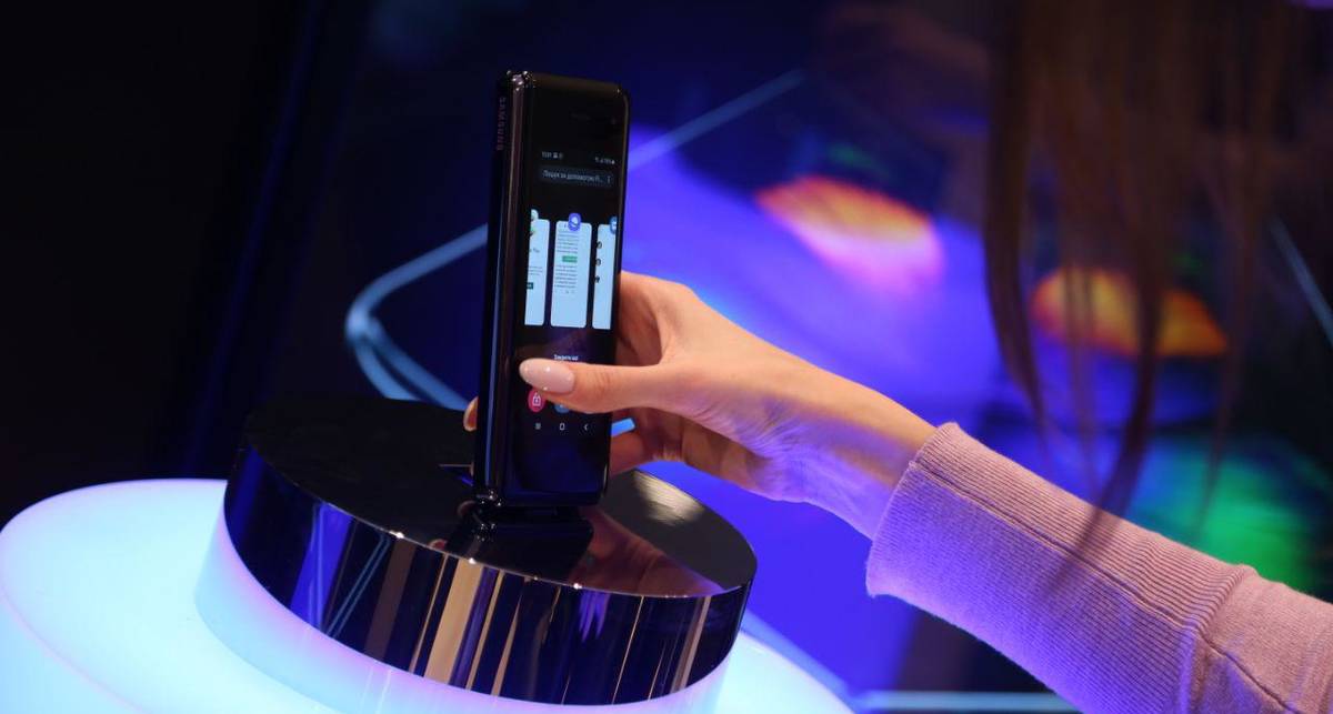 Компания Samsung Electronics представила в Украине первый смарфтон с гибким экраном Galaxy Fold