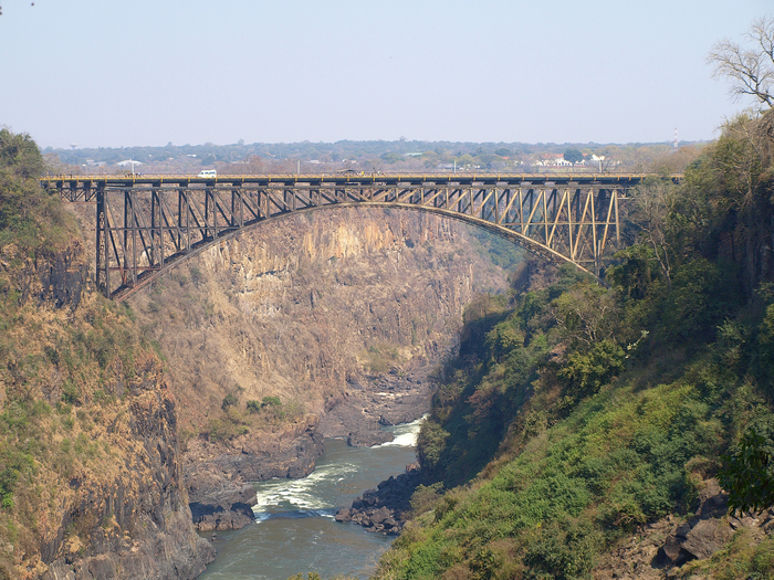 Мост над рекой, кишащей крокодилами