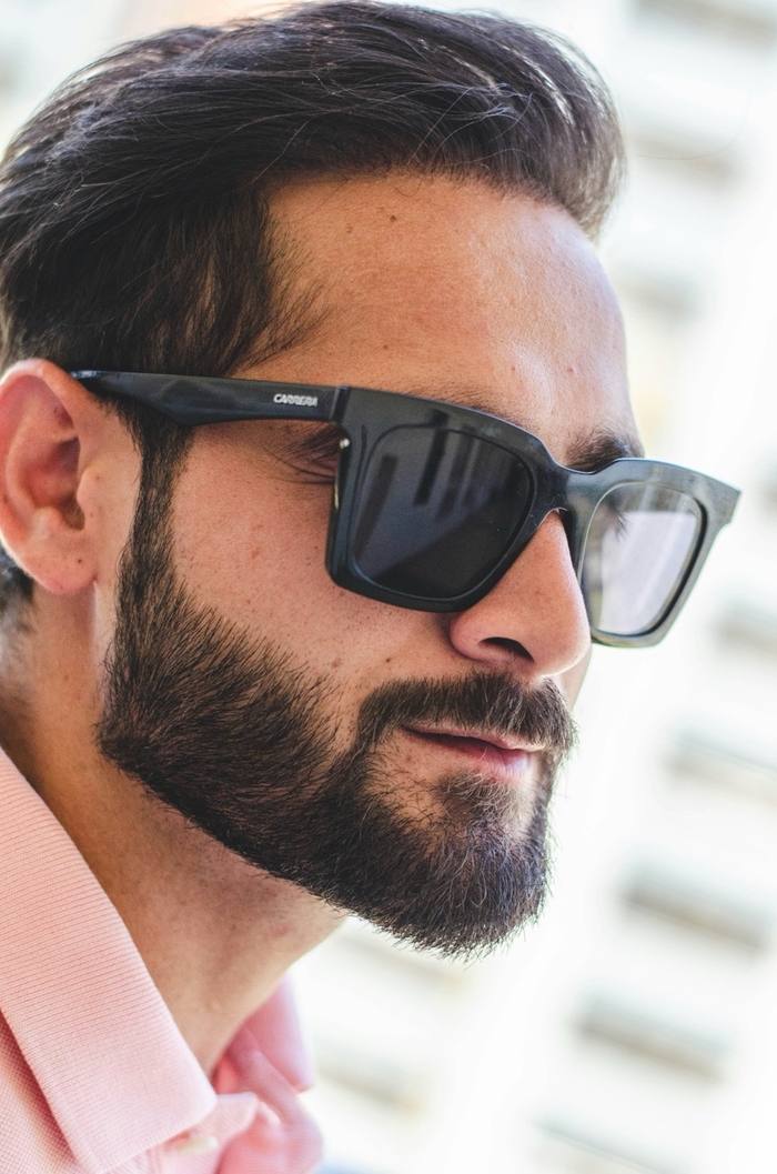 Короткая борода универсальна: подойдет большинству типов мужского лица