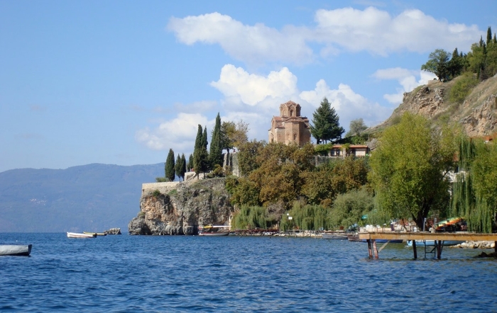 Охридское озеро на границе Македонии и Албании. Знаменито красивейшим побережьем