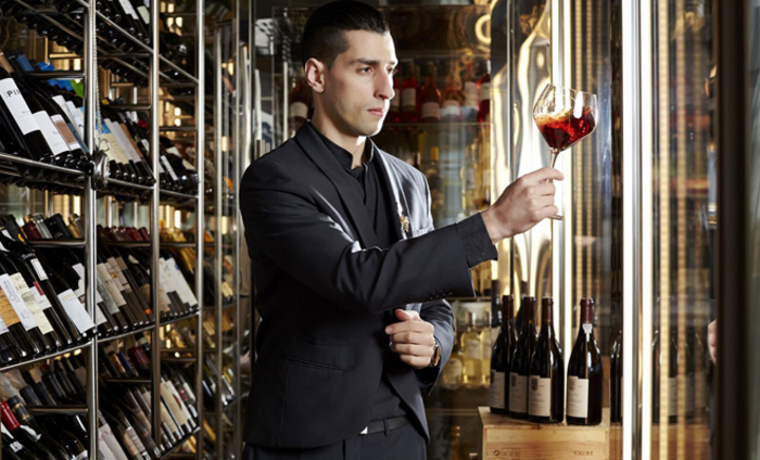 Уметь выбирать хорошее вино - полезный навык для мужчины