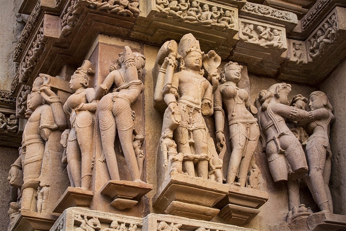 В Индии можно не только познать природу, но и рассмотреть удивительные храмы со сценами Камасутры на стенах