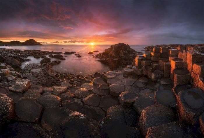 Тропа Гигантов, Ирландия. Прибрежная местность, состоящая из сотен и тысяч каменных столбов