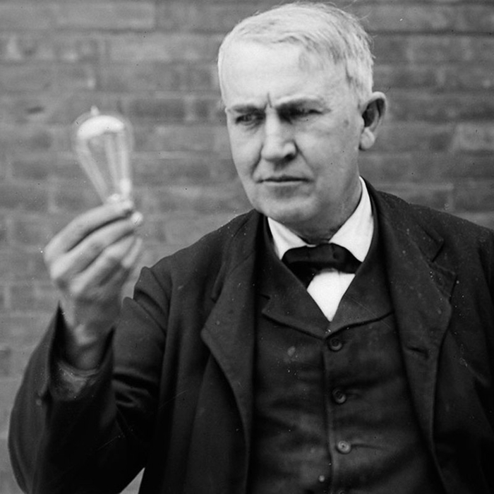 Томас Эдисон и его лампочка. Говорят, он изобретал ее несколько десятков лет